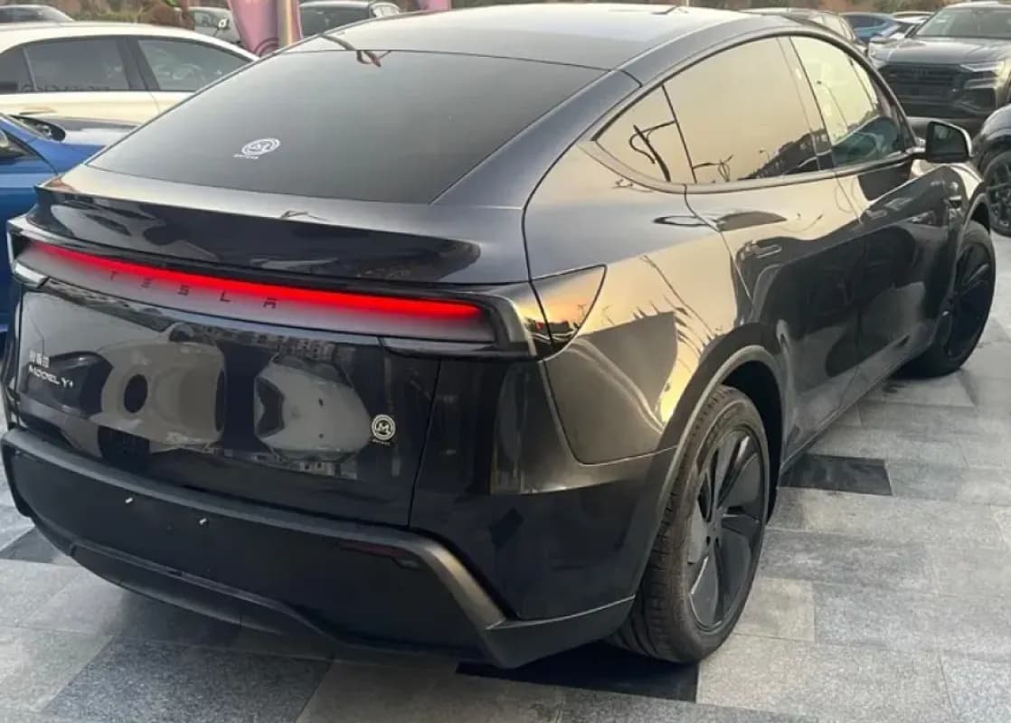تيسلا موديل واي 2025 بريفورمانس رمادي أوتوماتيك — جديدة