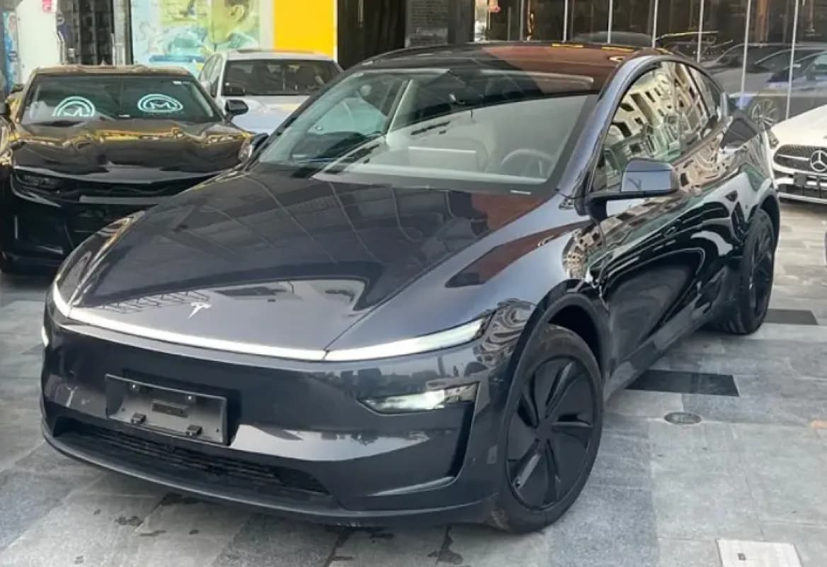 تيسلا موديل واي 2025 بريفورمانس رمادي أوتوماتيك — جديدة