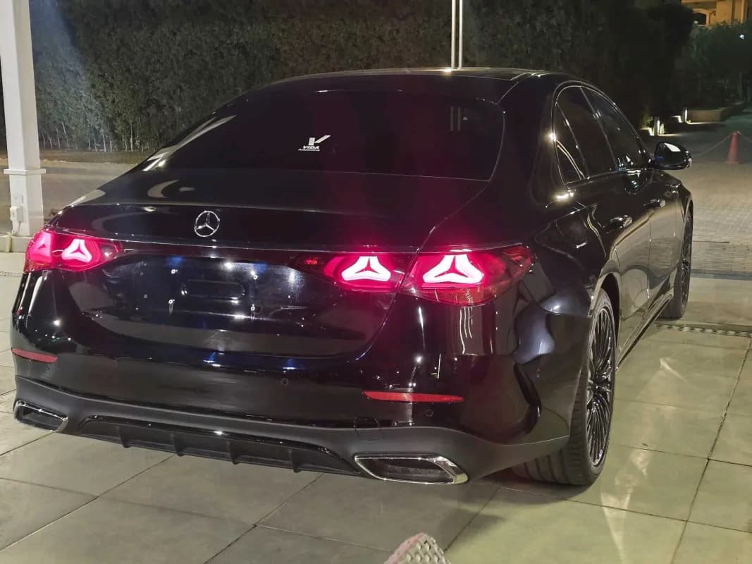 مرسيدس بنز E200 2025 ايه ام جي أسود أوتوماتيك — جديدة