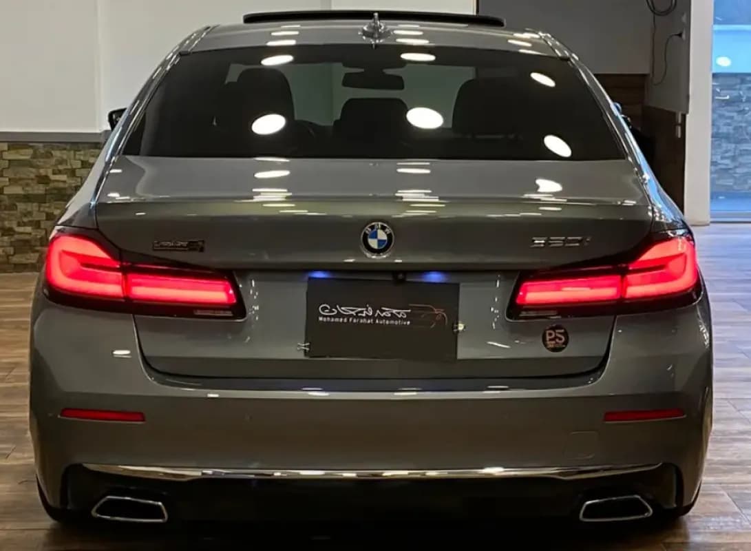 بي ام دبليو 520i 2021 لاكشري رمادي أوتوماتيك — مستعملة