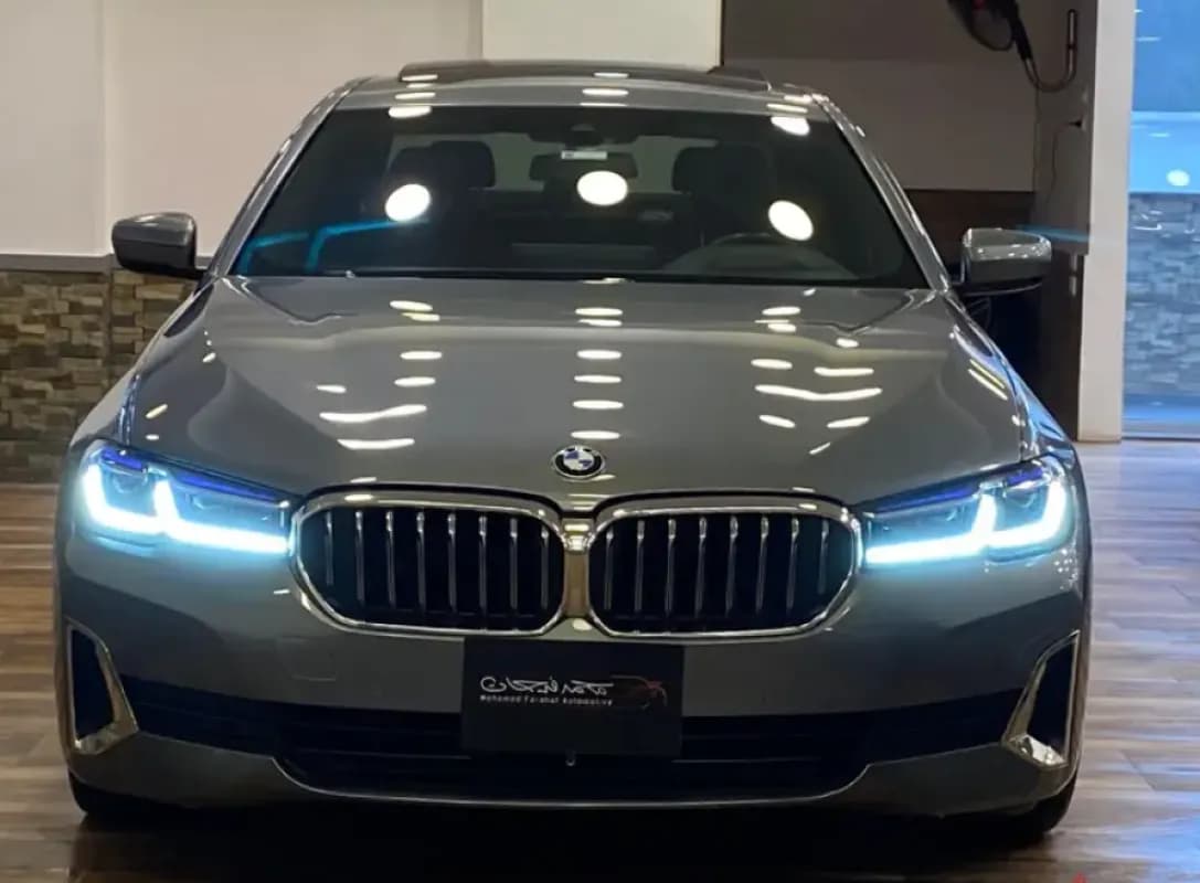بي ام دبليو 520i 2021 لاكشري رمادي أوتوماتيك — مستعملة
