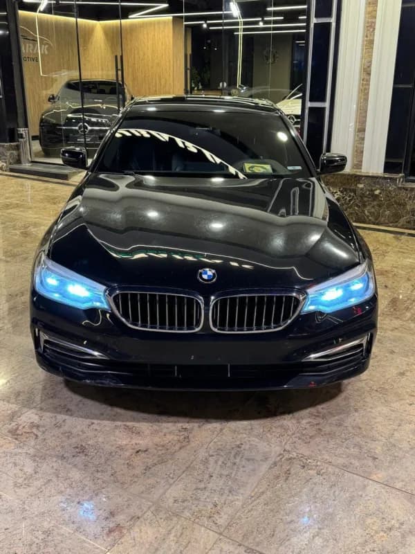 بي ام دبليو 520i 2018 لاكشري أسود أوتوماتيك — مستعملة