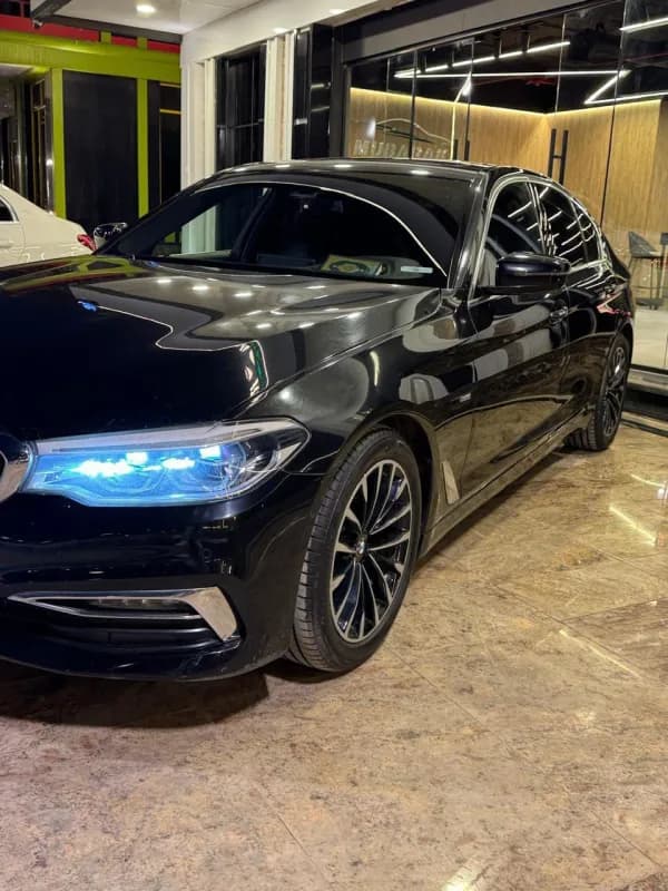 بي ام دبليو 520i 2018 لاكشري أسود أوتوماتيك — مستعملة