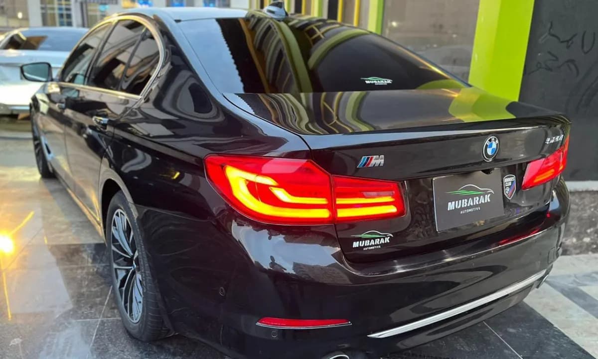 بي ام دبليو 520i 2018 لاكشري أسود أوتوماتيك — مستعملة