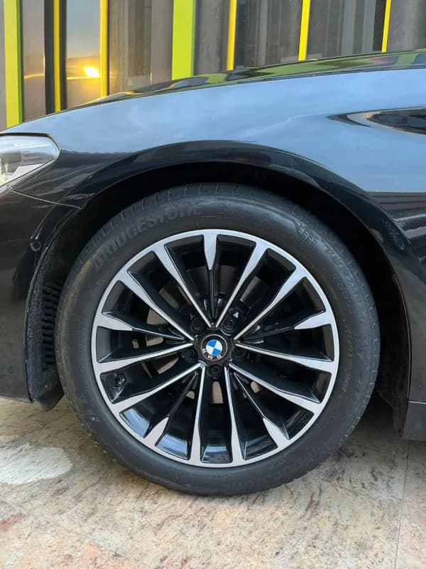 بي ام دبليو 520i 2018 لاكشري أسود أوتوماتيك — مستعملة
