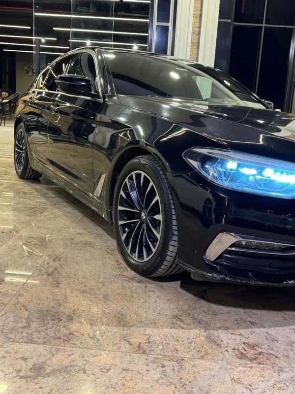 بي ام دبليو 520i 2018 لاكشري أسود أوتوماتيك — مستعملة