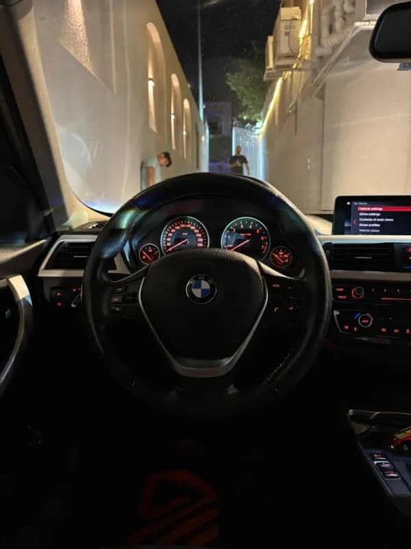 BMW 318i 2018 Luxury Black Automatic — Used