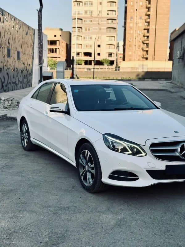 مرسيدس بنز E200 2014 افنجارد أبيض أوتوماتيك — مستعملة