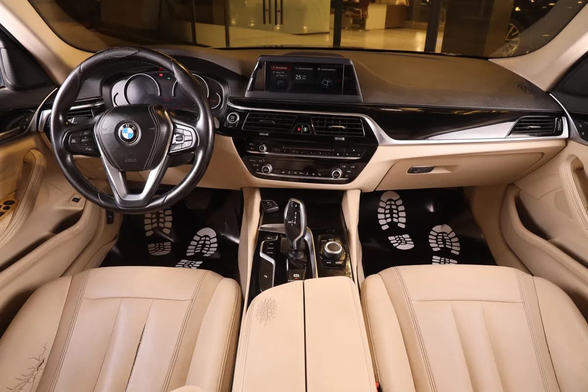 بي ام دبليو 520i 2019 لاكشري أسود أوتوماتيك — مستعملة