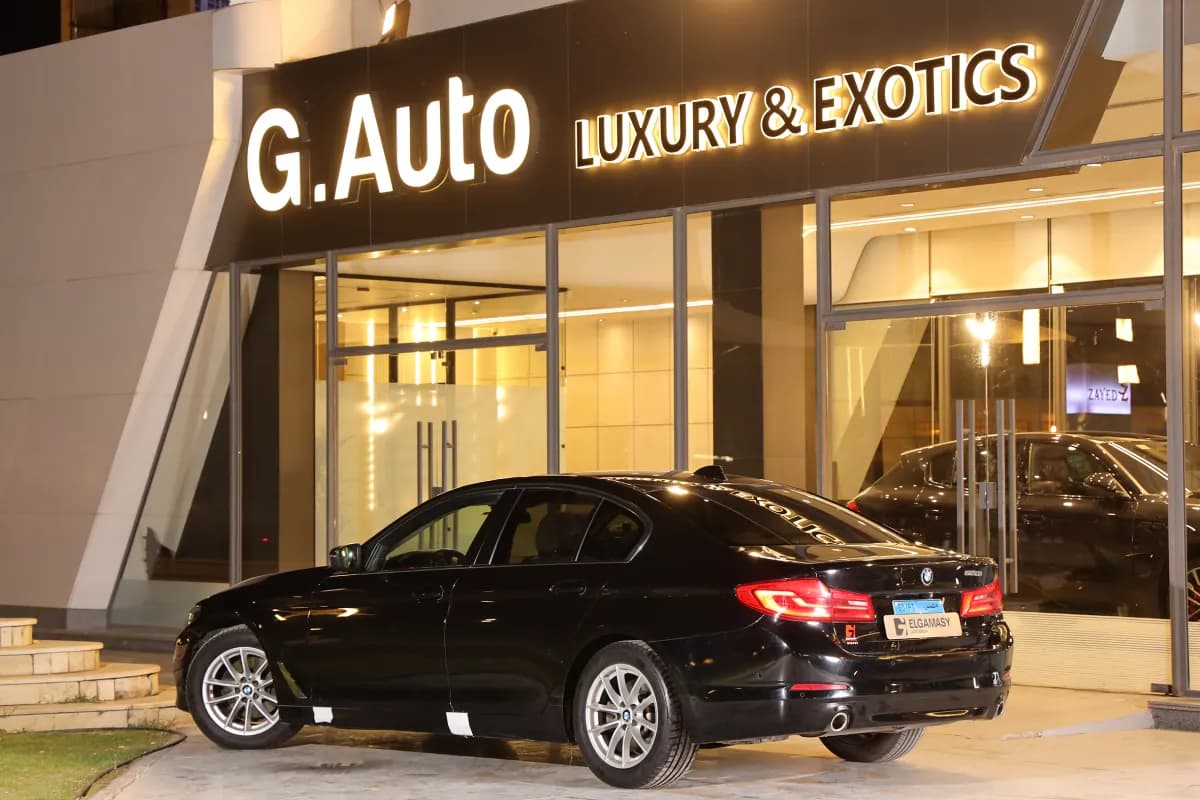 بي ام دبليو 520i 2019 لاكشري أسود أوتوماتيك — مستعملة