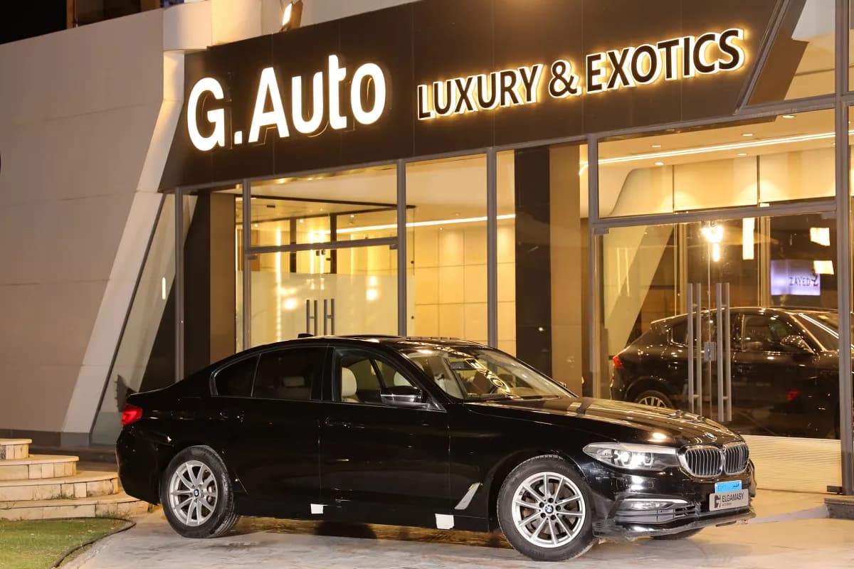 بي ام دبليو 520i 2019 لاكشري أسود أوتوماتيك — مستعملة