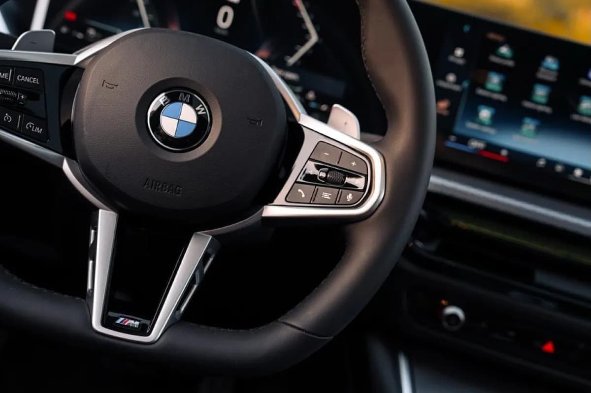 بي ام دبليو 320i 2026 أم سبورت باكيدج أبيض أوتوماتيك — جديدة