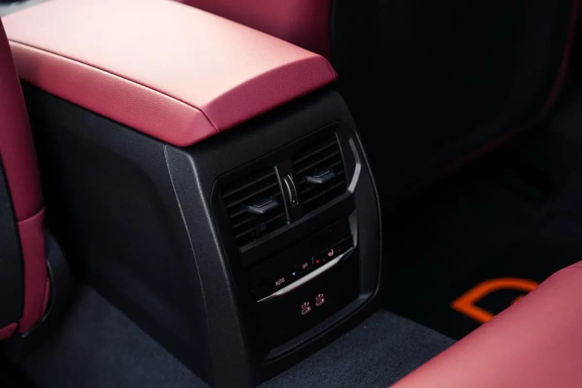 بي ام دبليو 320i 2026 أم سبورت باكيدج أحمر أوتوماتيك — جديدة