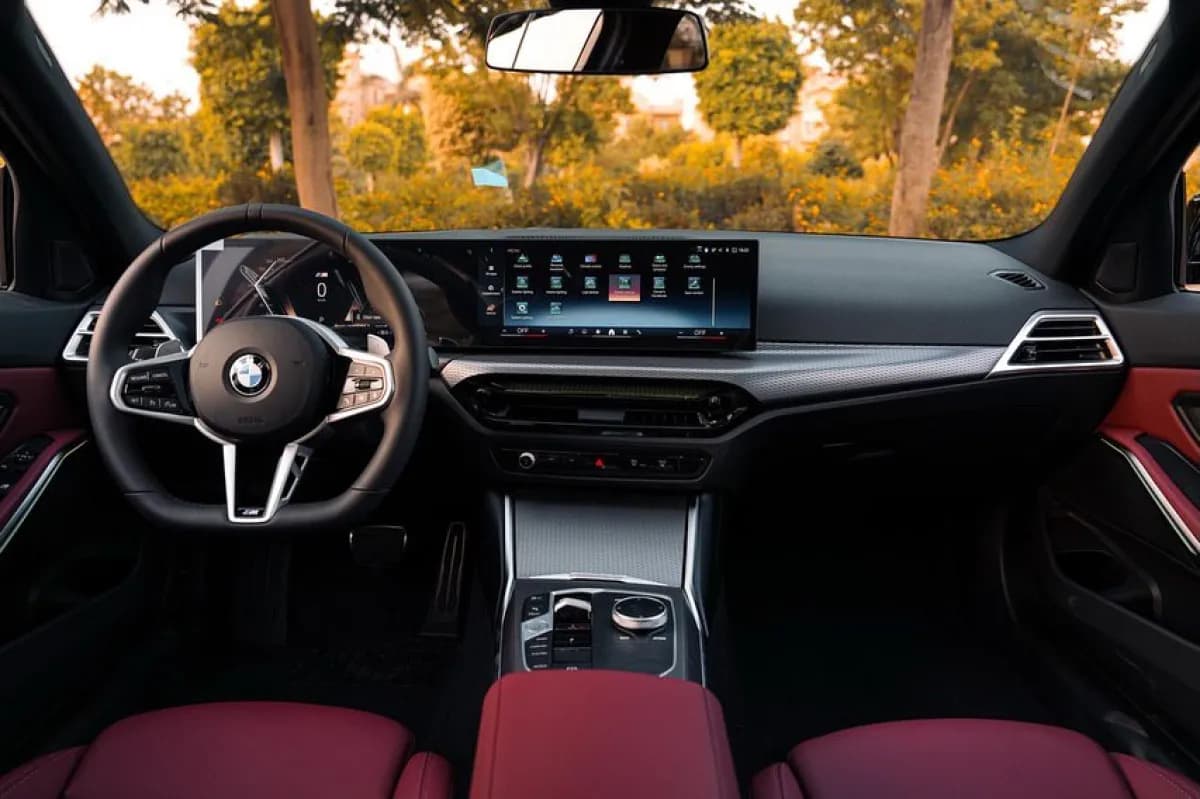 بي ام دبليو 320i 2026 أم سبورت باكيدج أحمر أوتوماتيك — جديدة