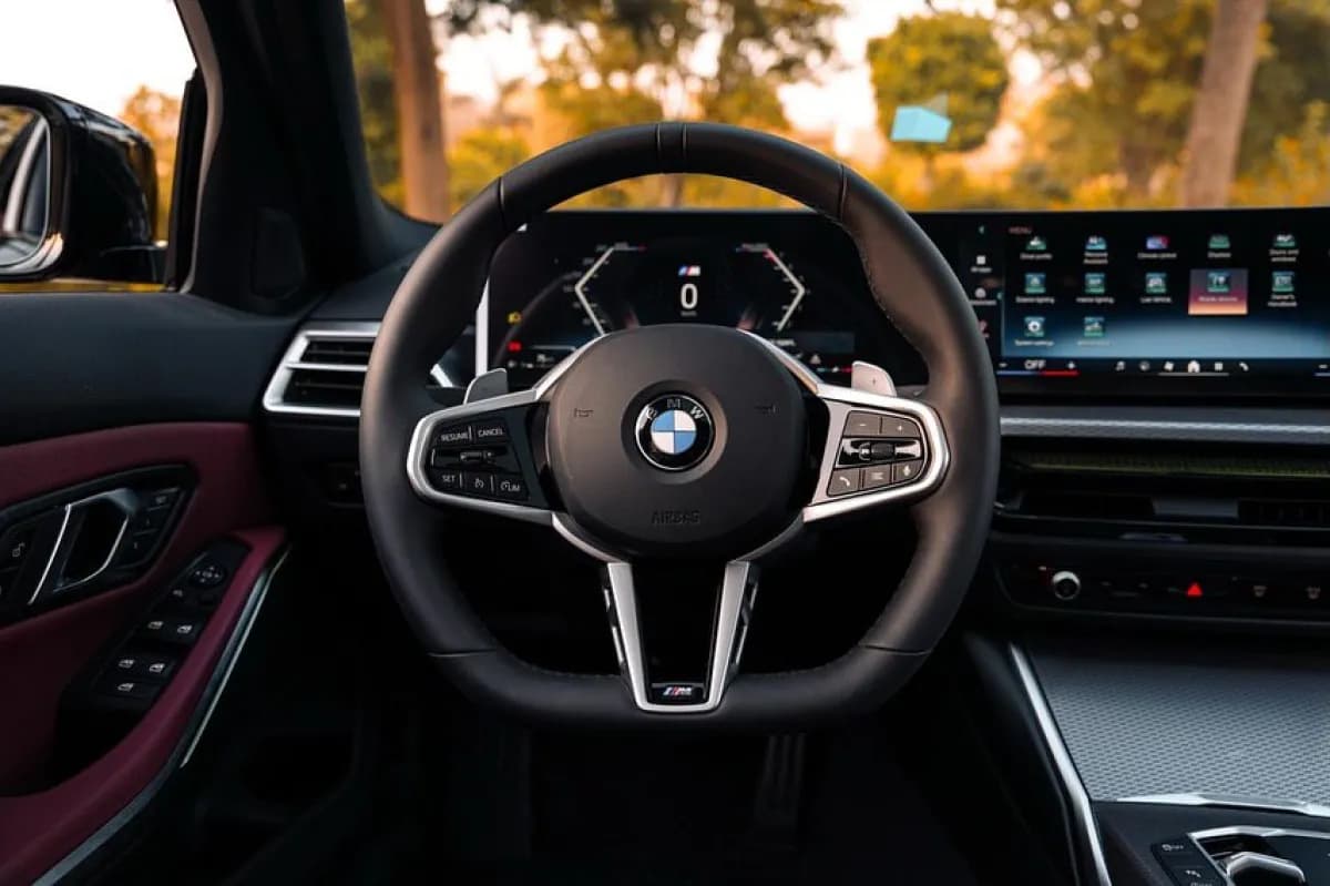 بي ام دبليو 320i 2026 أم سبورت باكيدج أحمر أوتوماتيك — جديدة