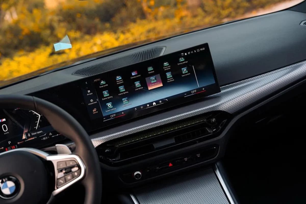 بي ام دبليو 320i 2026 أم سبورت باكيدج أحمر أوتوماتيك — جديدة