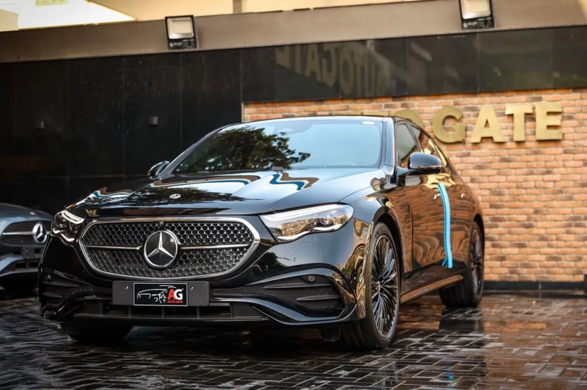 مرسيدس بنز E200 2024 ايه ام جي أسود أوتوماتيك — مستعملة