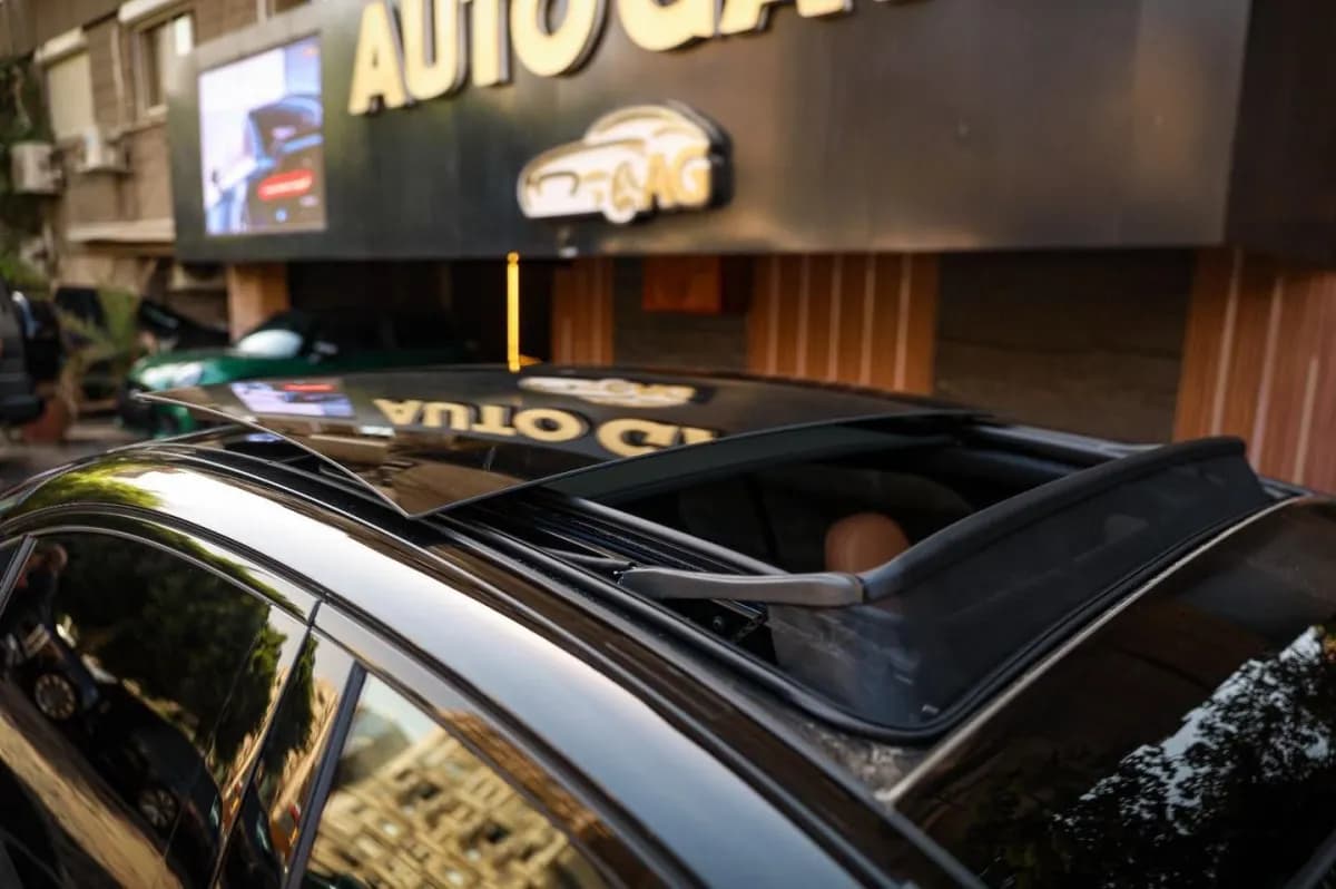 مرسيدس بنز E200 2024 ايه ام جي أسود أوتوماتيك — مستعملة
