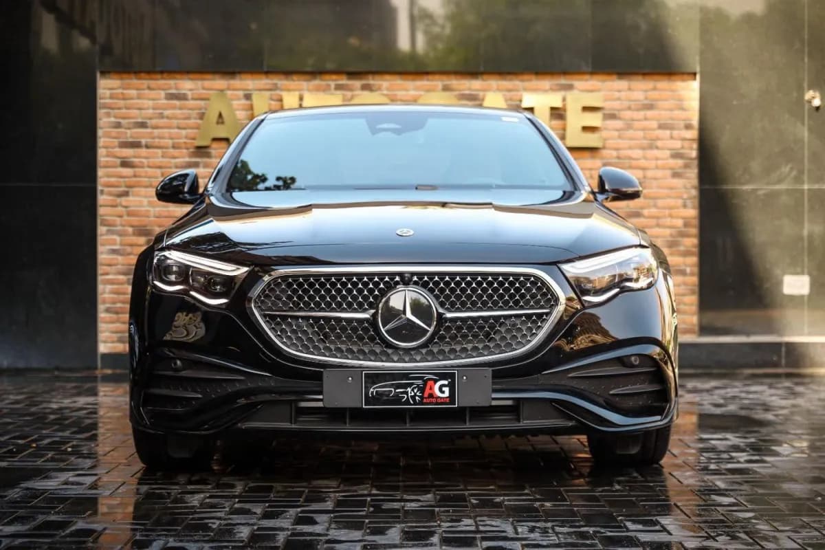 مرسيدس بنز E200 2024 ايه ام جي أسود أوتوماتيك — مستعملة
