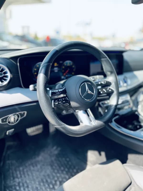 مرسيدس بنز E200 2022 افانت جارد بلس أزرق أوتوماتيك — مستعملة