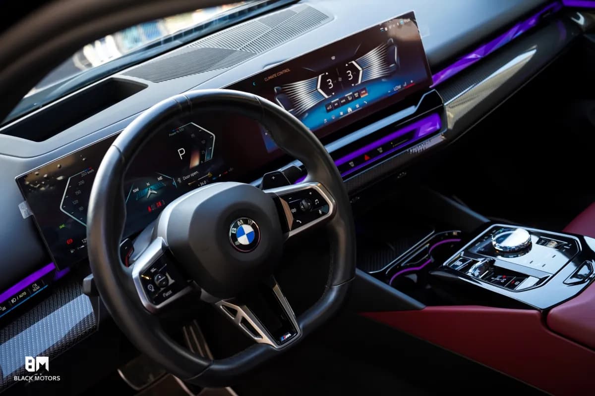 بي ام دبليو 520i 2025 ام سبورت أزرق أوتوماتيك — جديدة