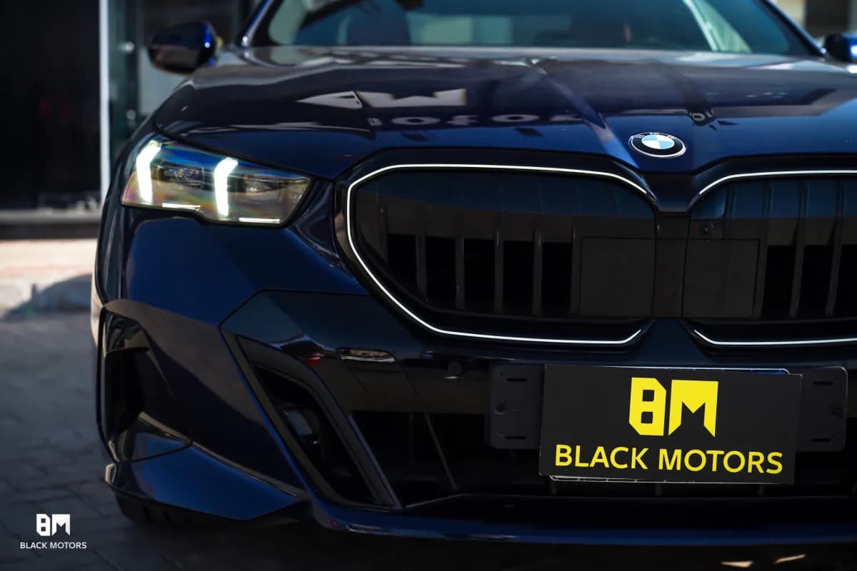بي ام دبليو 520i 2025 ام سبورت أزرق أوتوماتيك — جديدة