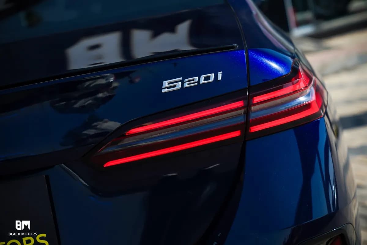 بي ام دبليو 520i 2025 ام سبورت أزرق أوتوماتيك — جديدة