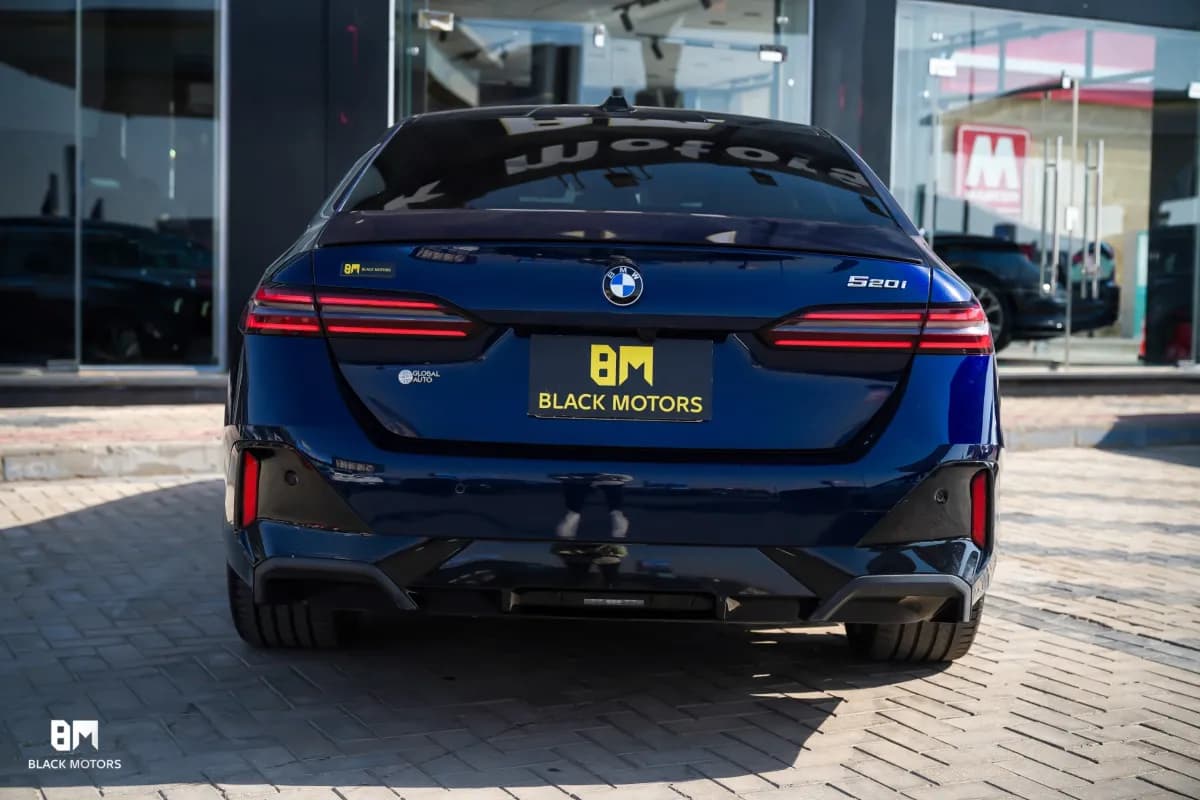 بي ام دبليو 520i 2025 ام سبورت أزرق أوتوماتيك — جديدة