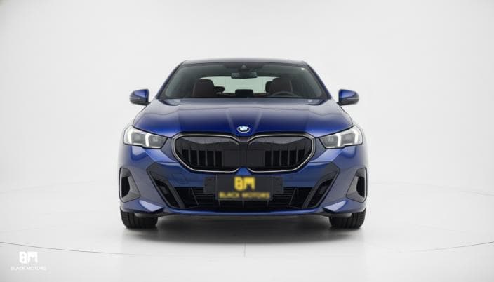 بي ام دبليو 520i 2025 ام سبورت أزرق أوتوماتيك — جديدة