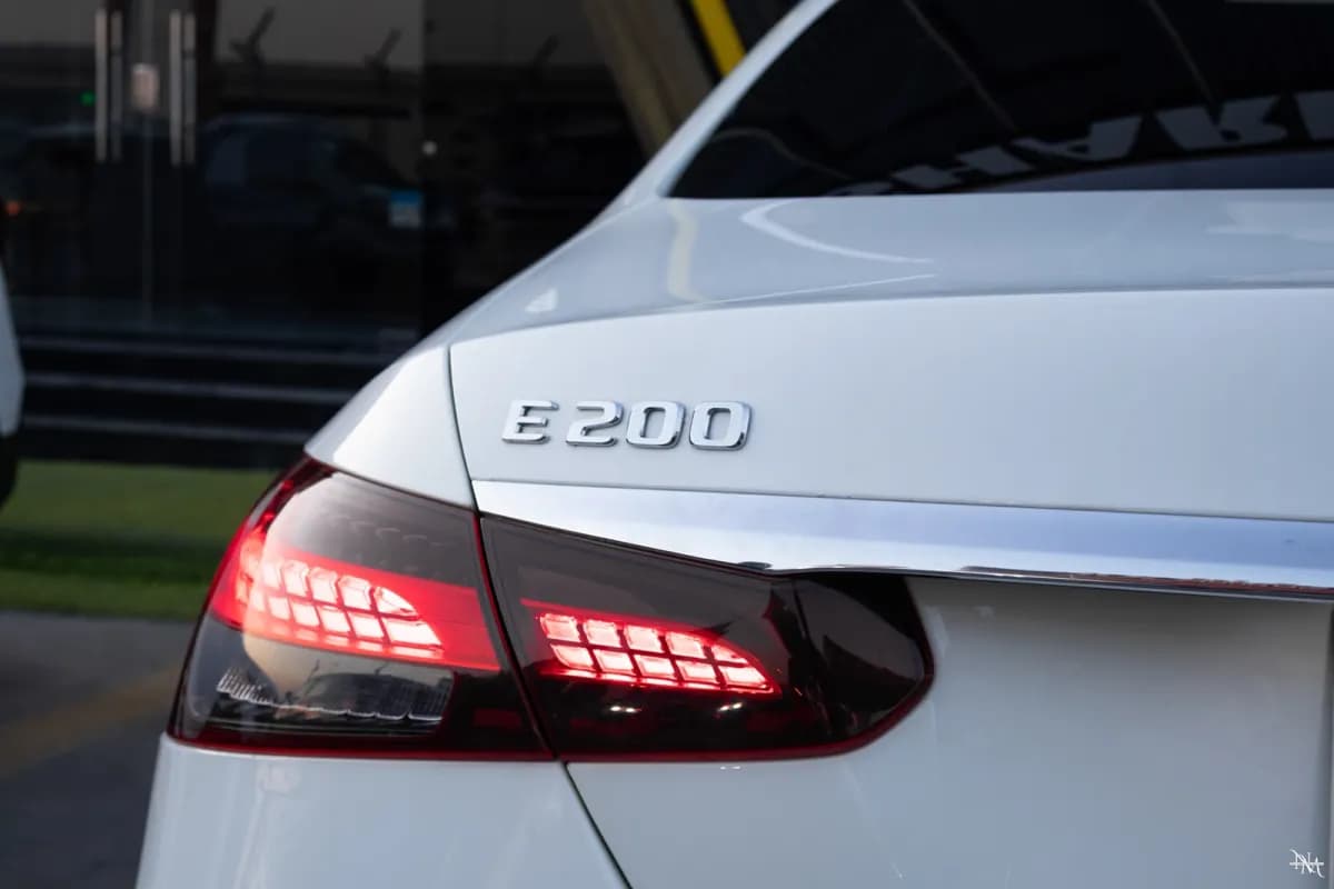 مرسيدس بنز E200 2023 ايه ام جي أبيض أوتوماتيك — مستعملة