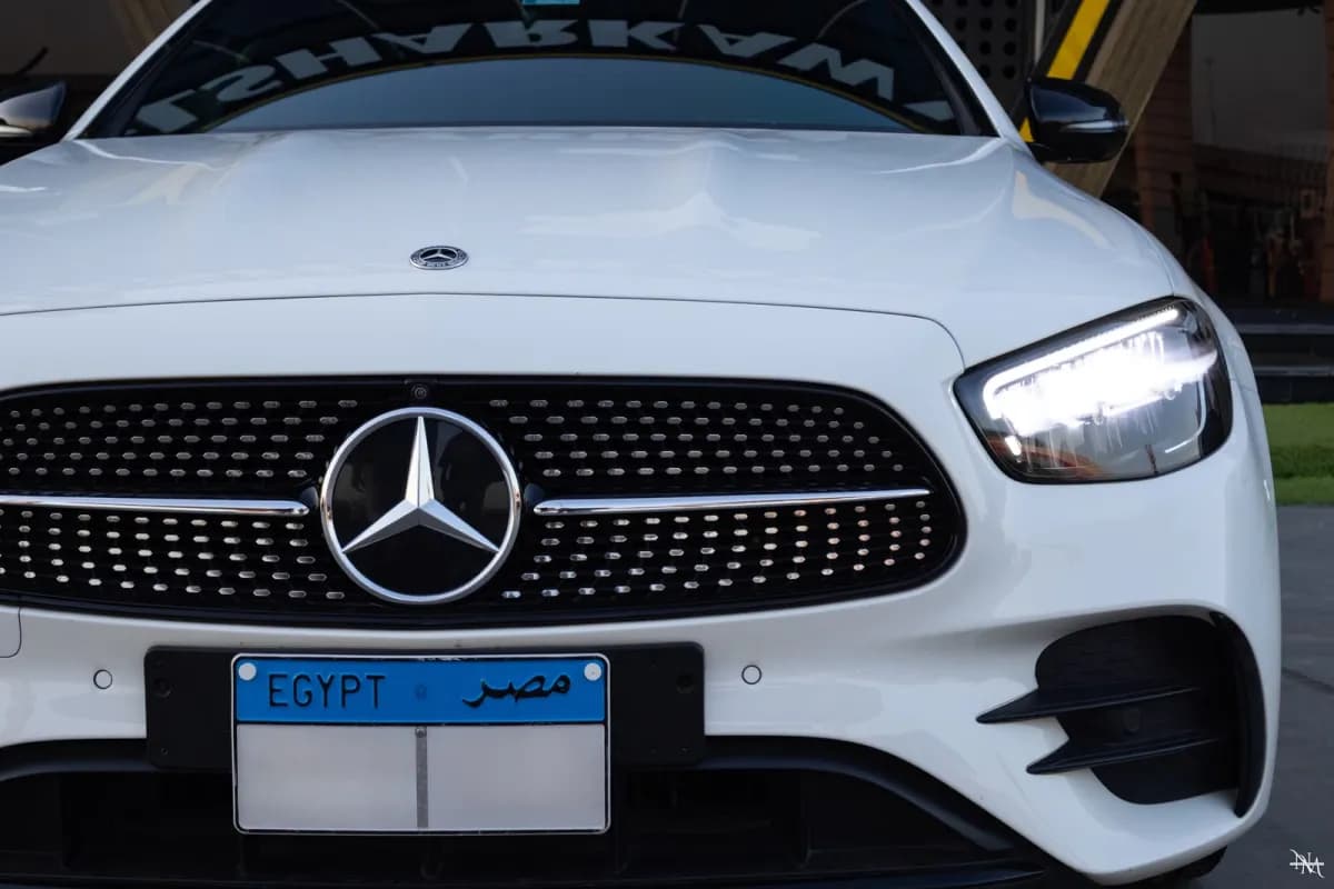 مرسيدس بنز E200 2023 ايه ام جي أبيض أوتوماتيك — مستعملة