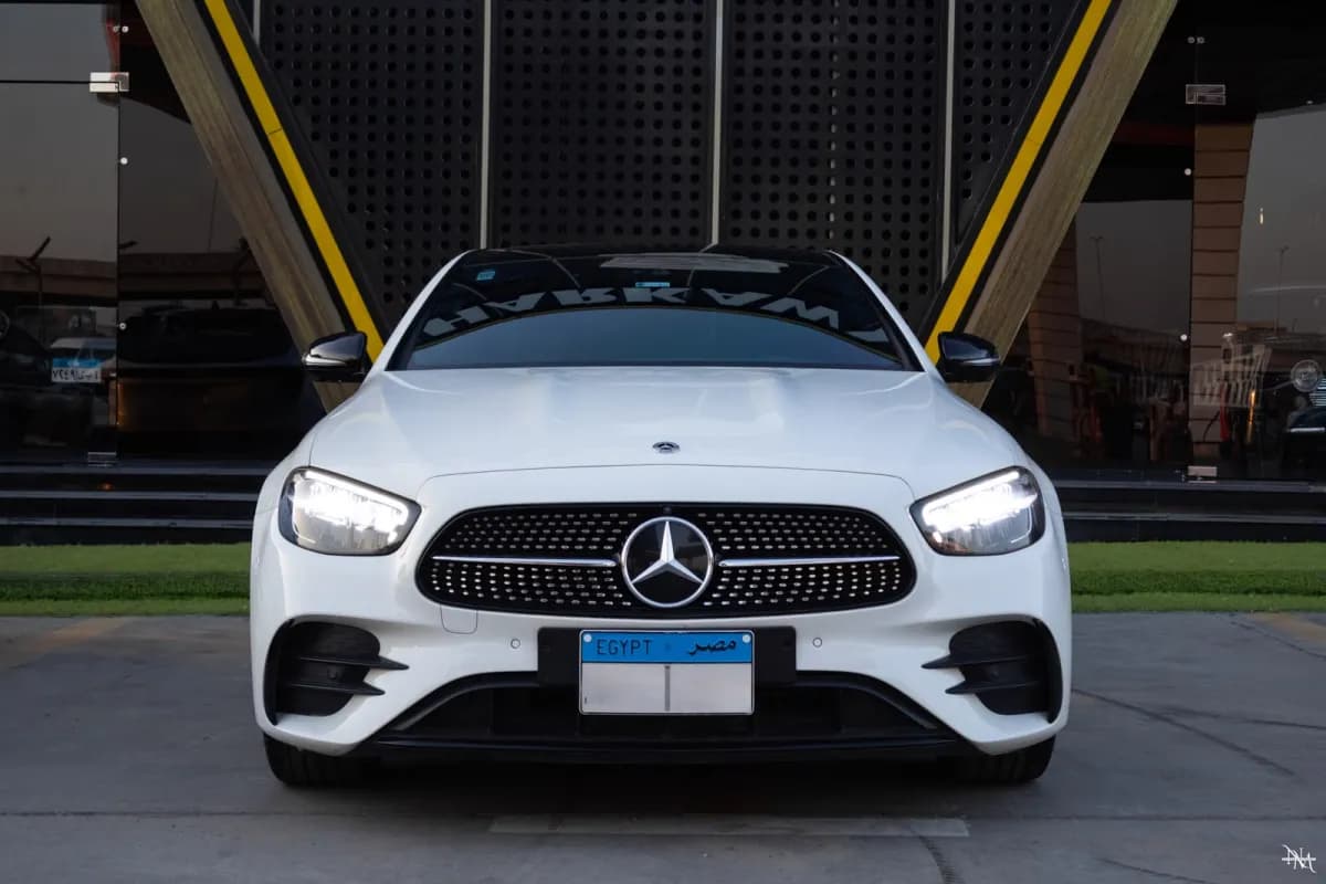 مرسيدس بنز E200 2023 ايه ام جي أبيض أوتوماتيك — مستعملة