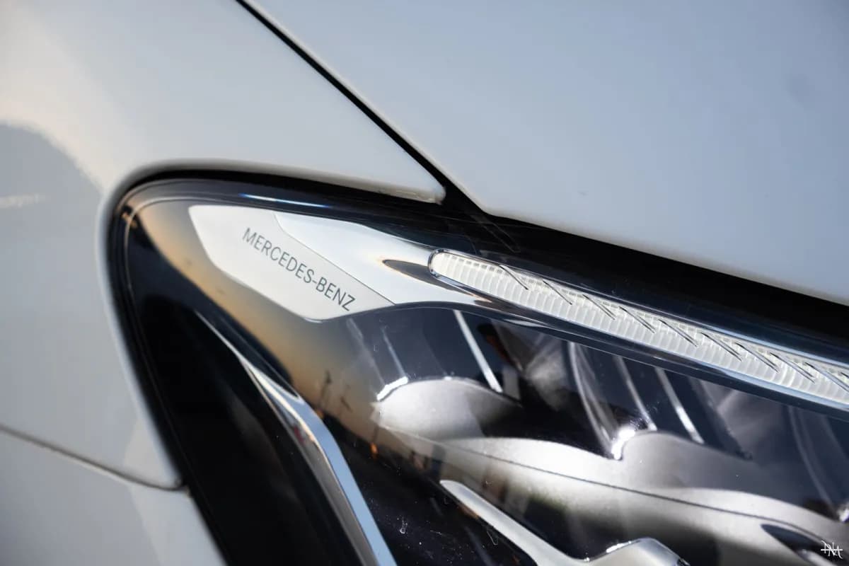 مرسيدس بنز E200 2023 ايه ام جي أبيض أوتوماتيك — مستعملة