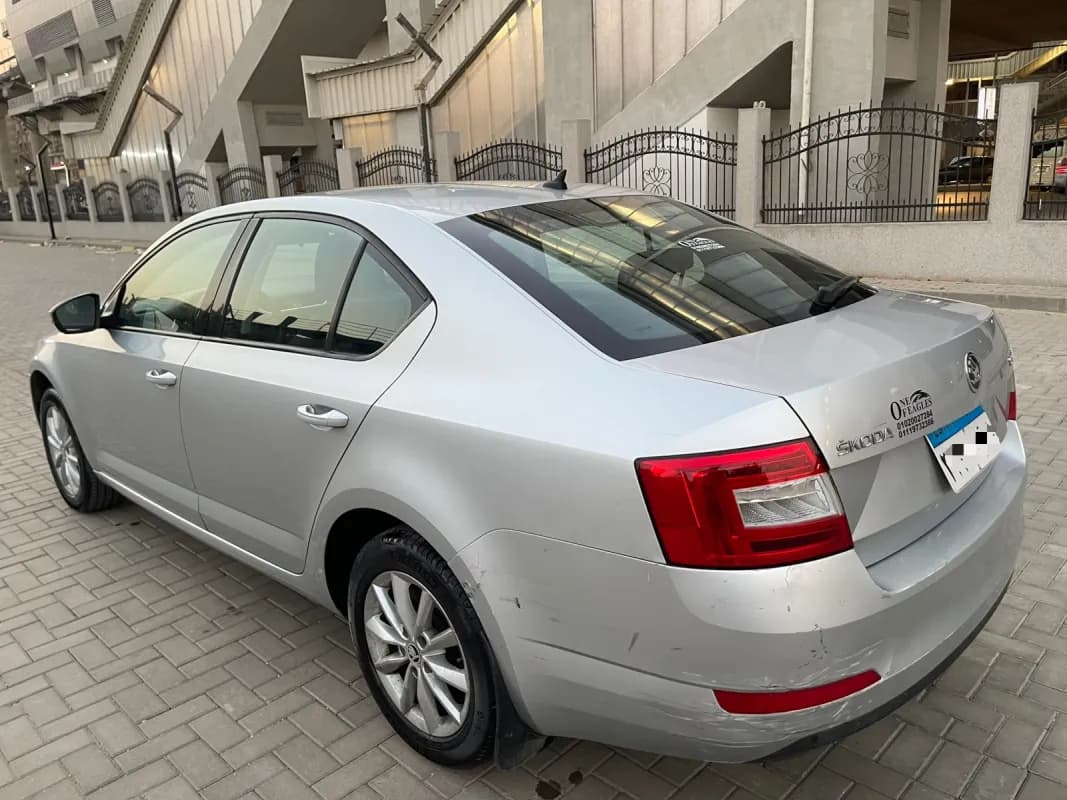 سكودا اوكتفيا A7 2016 امبيشن فضي أوتوماتيك — مستعملة