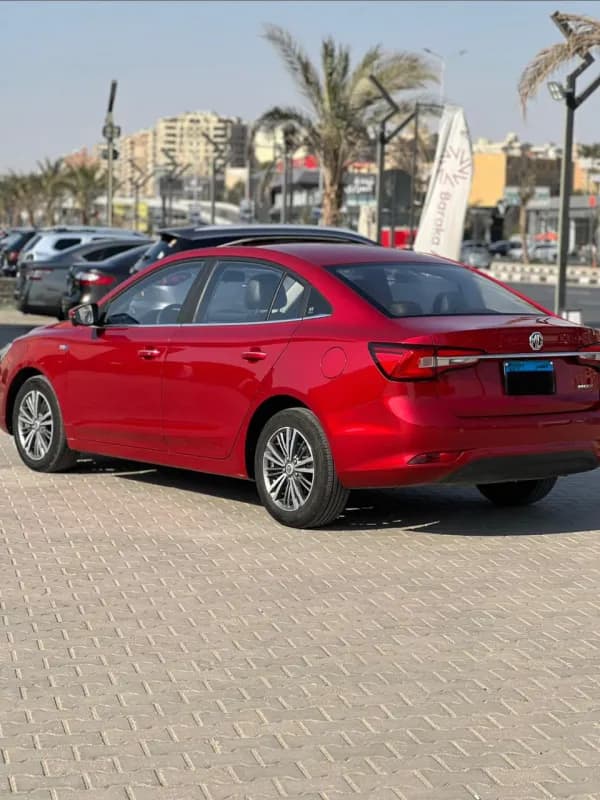 ام جي 5 2025 لاكشري أحمر أوتوماتيك — مستعملة