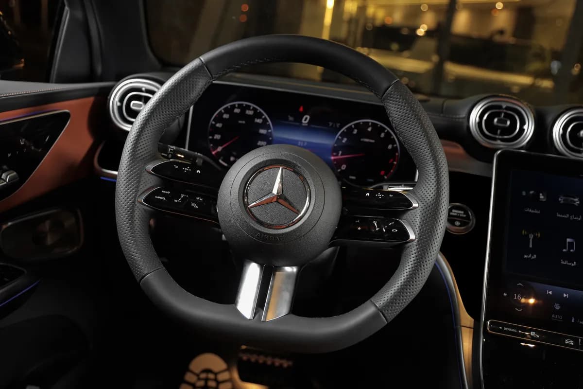 مرسيدس بنز GLC 300 2024 برميم بلس أسود أوتوماتيك — مستعملة