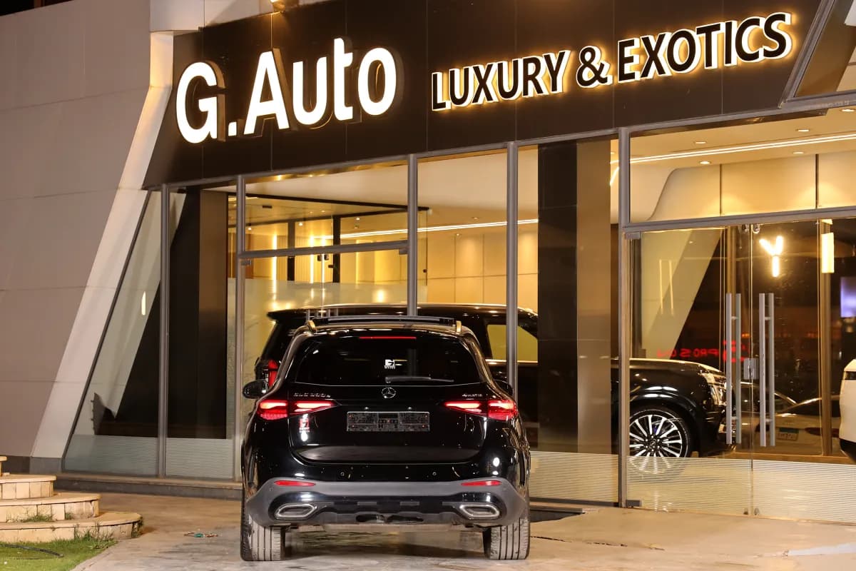 مرسيدس بنز GLC 300 2024 برميم بلس أسود أوتوماتيك — مستعملة