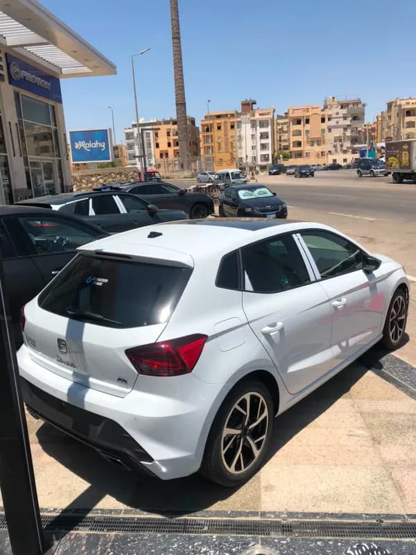 سيات ابيزا 2027 اف ار أبيض أوتوماتيك — جديدة