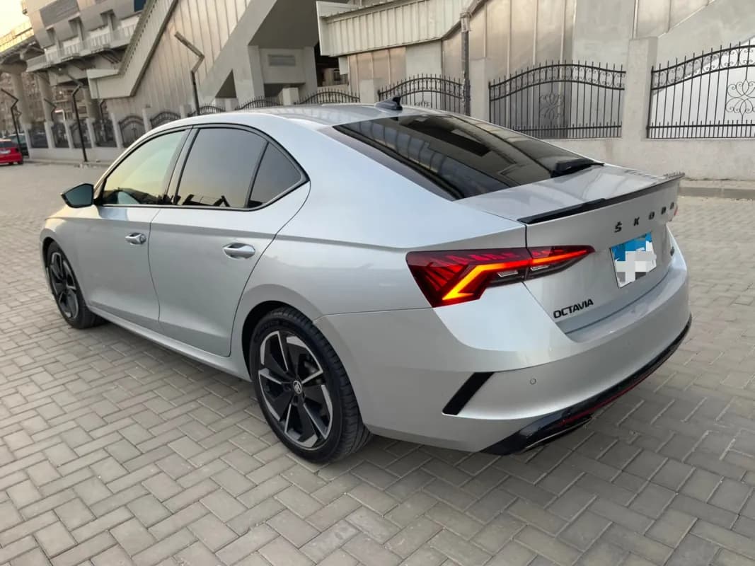 سكودا اوكتافيا A8 2022 في ار اس فضي أوتوماتيك — مستعملة
