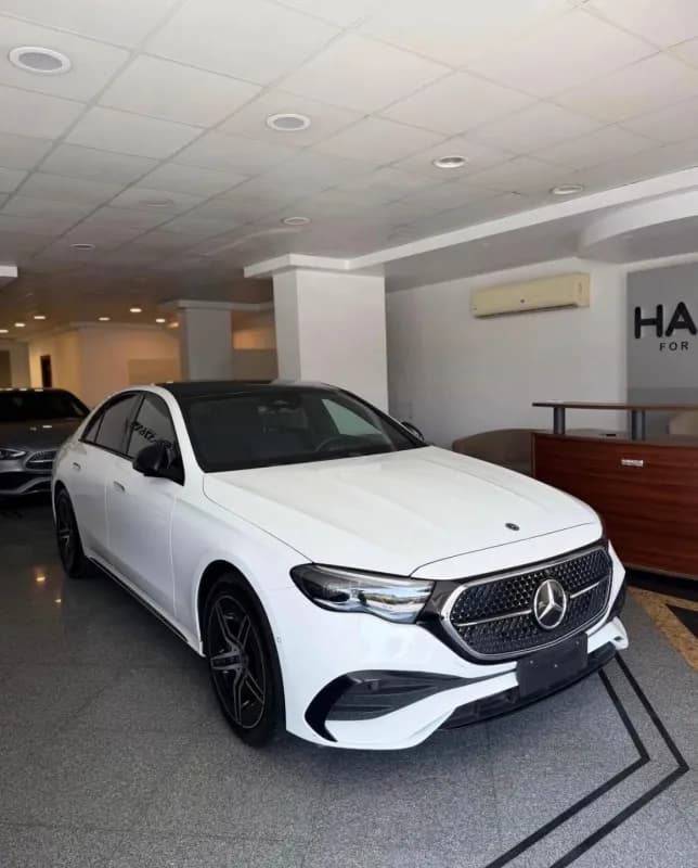 مرسيدس بنز E300 2025 ايه ام جي أبيض أوتوماتيك — مستعملة