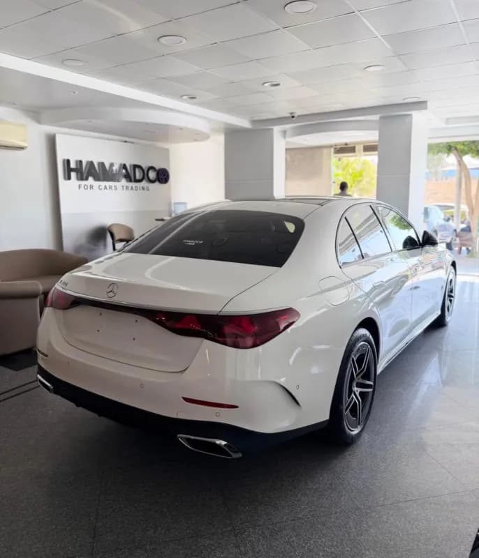 مرسيدس بنز E300 2025 ايه ام جي أبيض أوتوماتيك — مستعملة