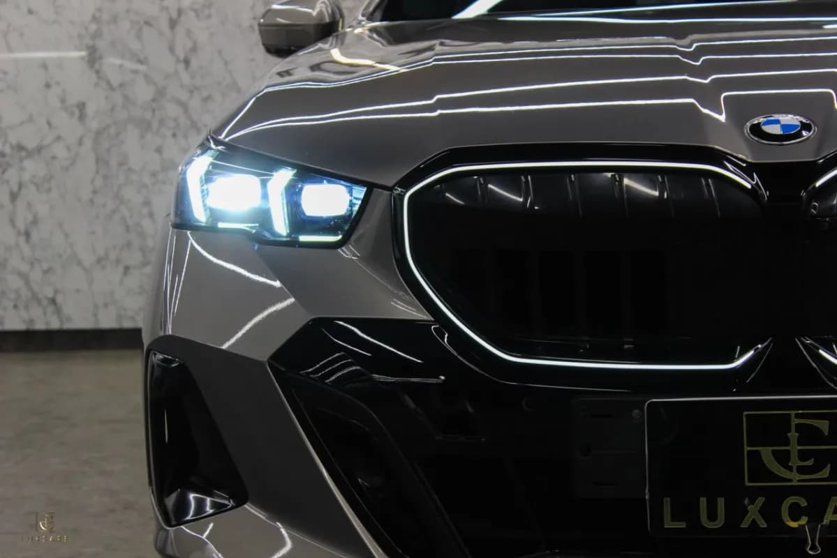 بي ام دبليو 520i 2024 ام سبورت فضي أوتوماتيك — مستعملة