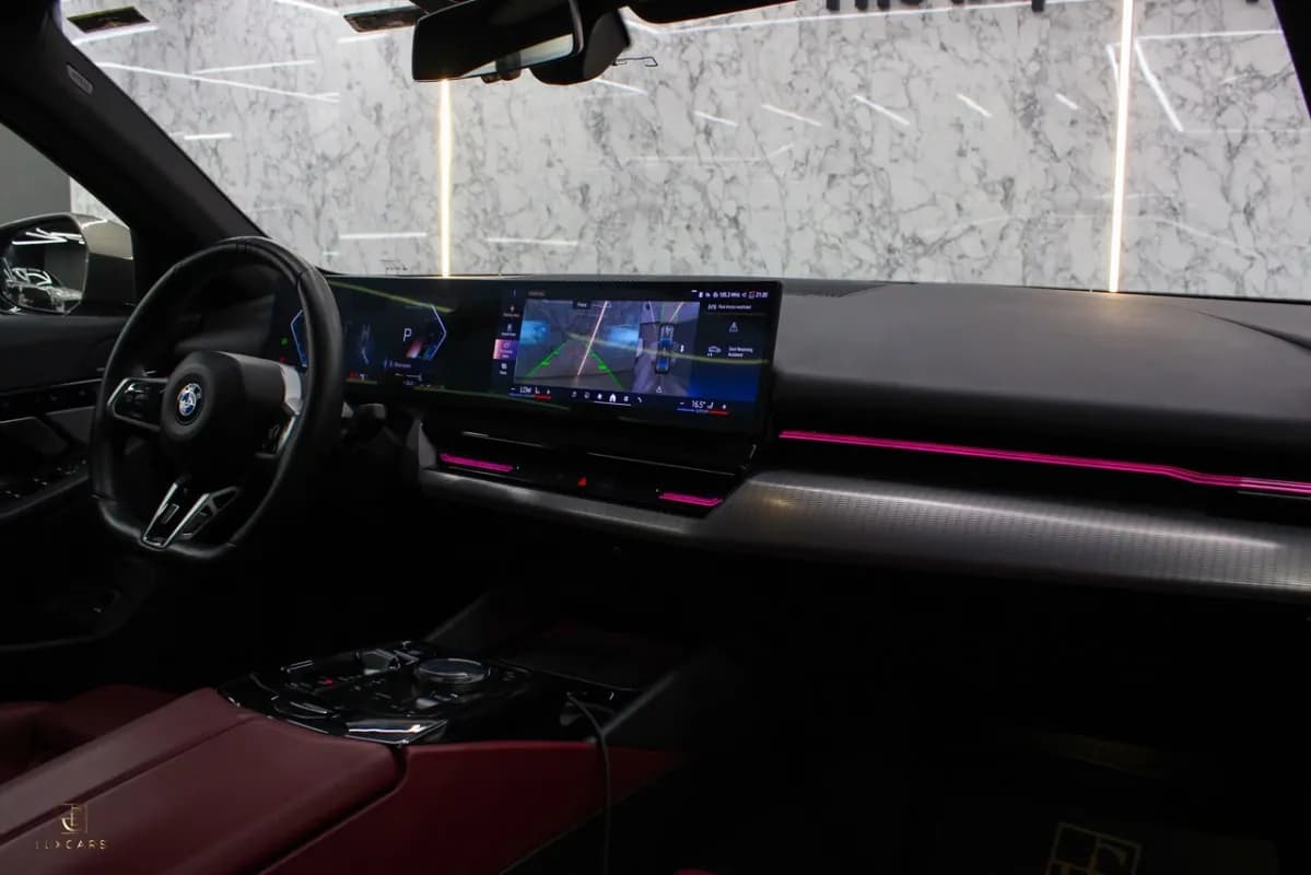 بي ام دبليو 520i 2024 ام سبورت فضي أوتوماتيك — مستعملة
