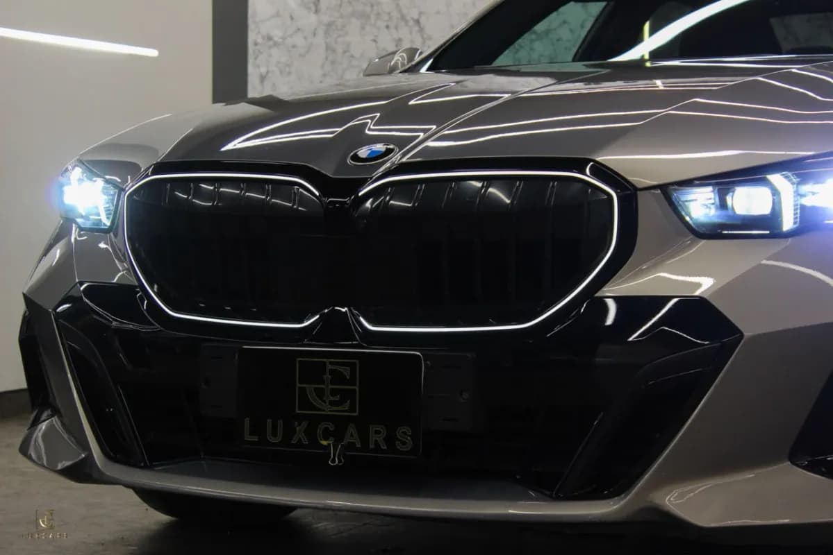 بي ام دبليو 520i 2024 ام سبورت فضي أوتوماتيك — مستعملة