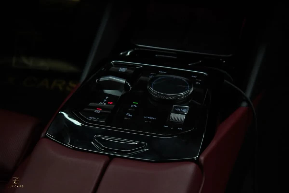 بي ام دبليو 520i 2024 ام سبورت فضي أوتوماتيك — مستعملة