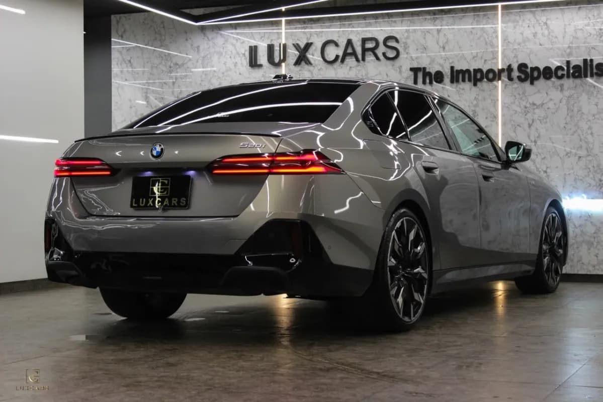 بي ام دبليو 520i 2024 ام سبورت فضي أوتوماتيك — مستعملة