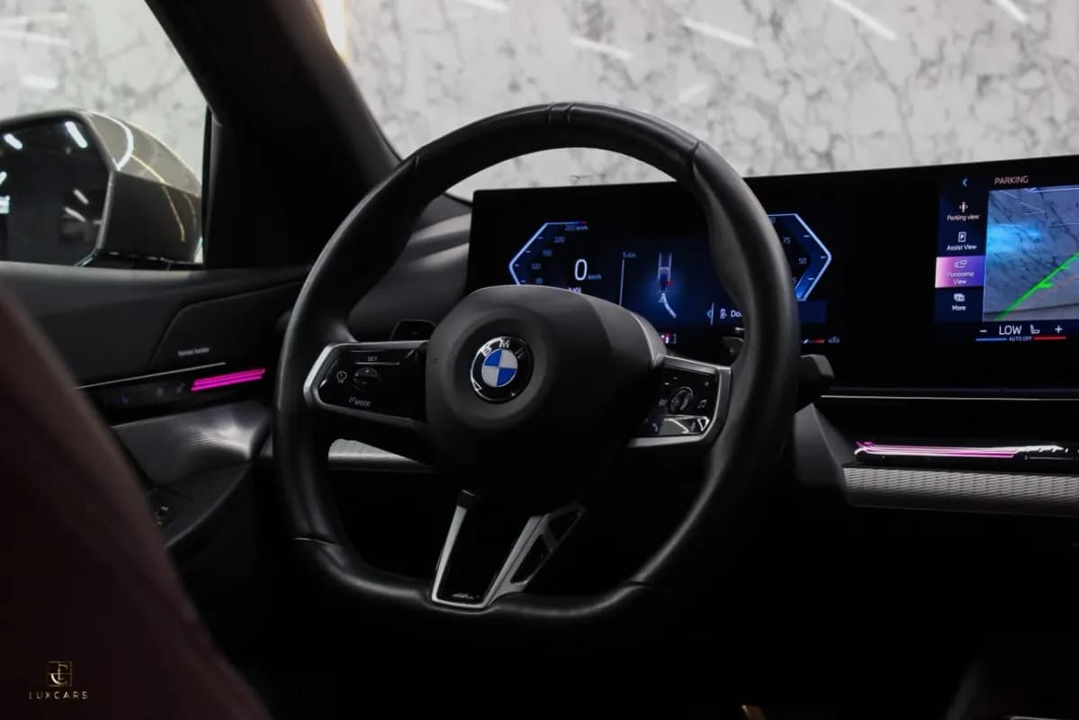بي ام دبليو 520i 2024 ام سبورت فضي أوتوماتيك — مستعملة