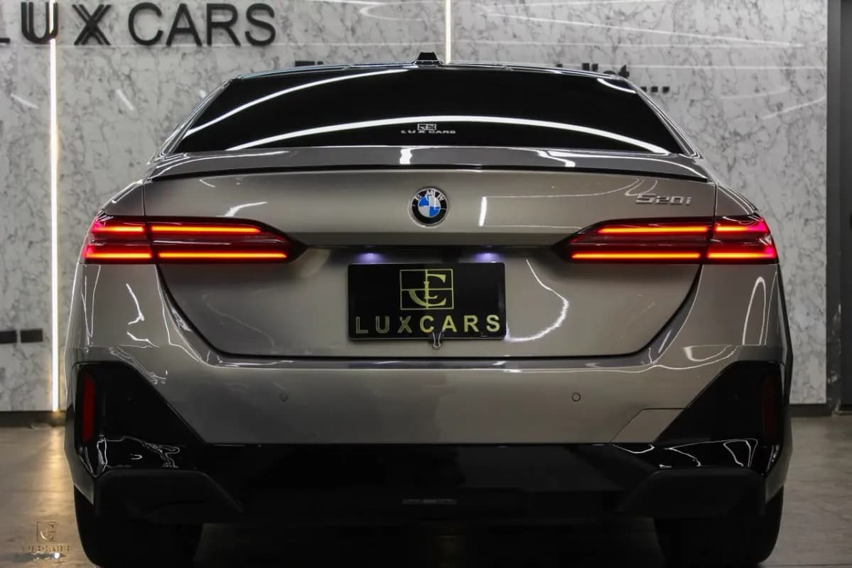 بي ام دبليو 520i 2024 ام سبورت فضي أوتوماتيك — مستعملة