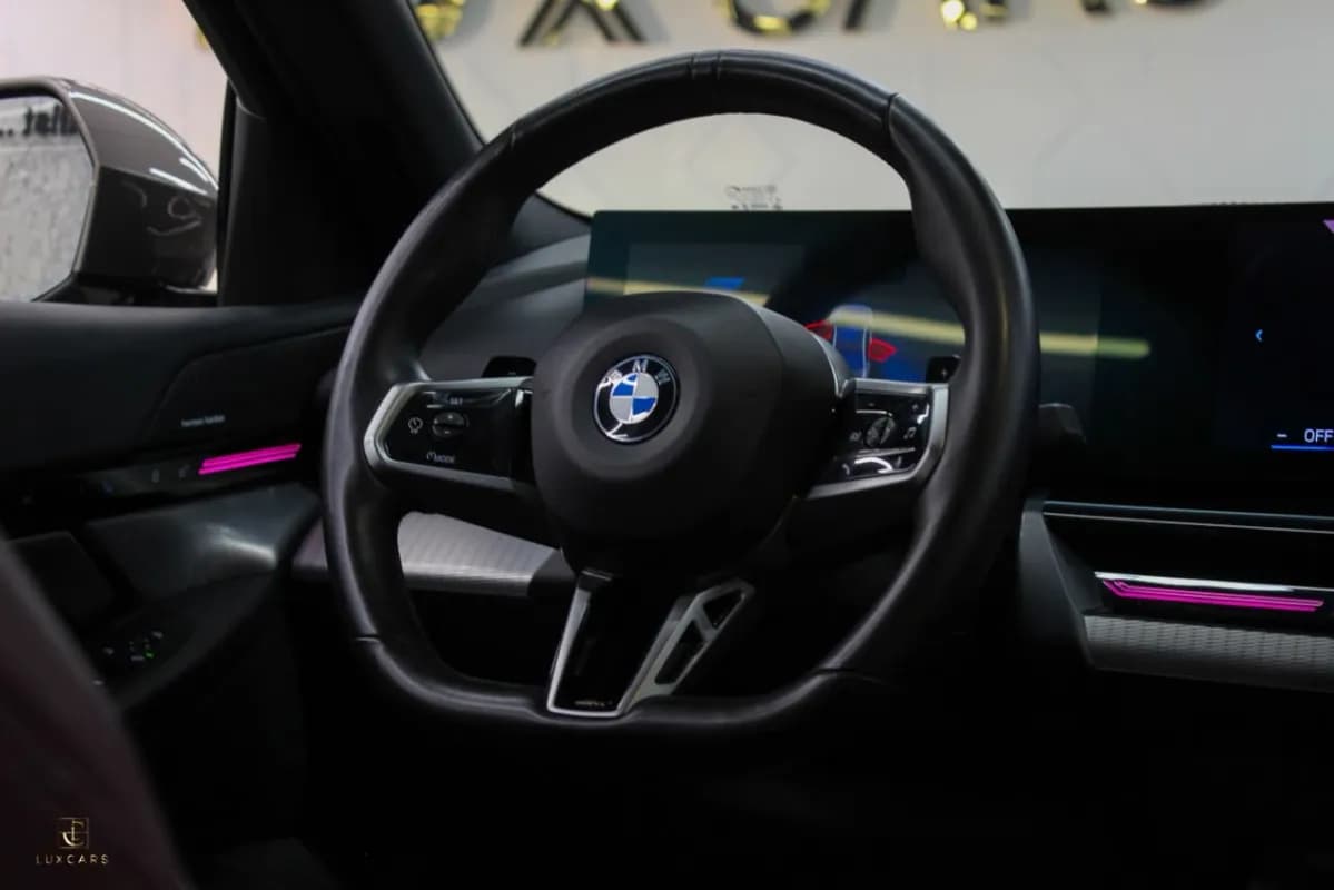 بي ام دبليو 520i 2024 ام سبورت فضي أوتوماتيك — مستعملة
