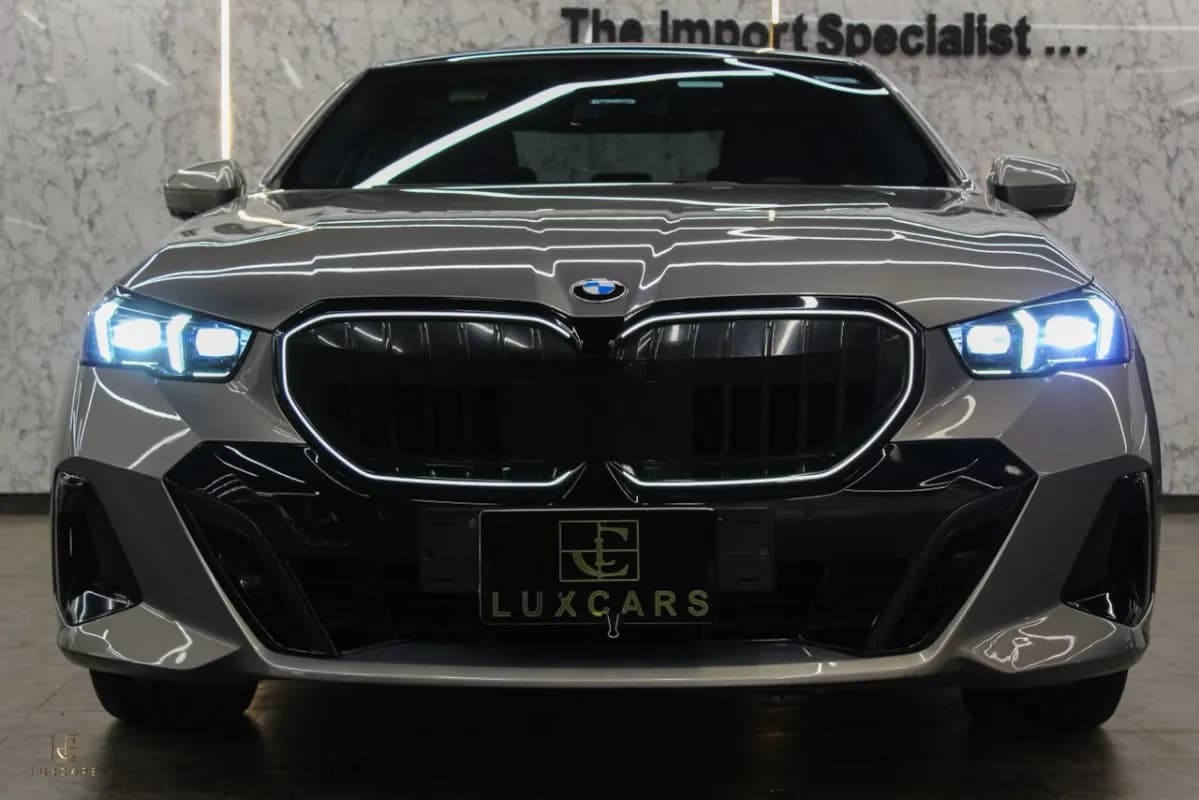 بي ام دبليو 520i 2024 ام سبورت فضي أوتوماتيك — مستعملة